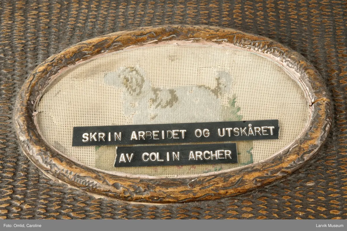 Dekorert skrin, skåret av Colin Archer. Broderi av hund på lokket.