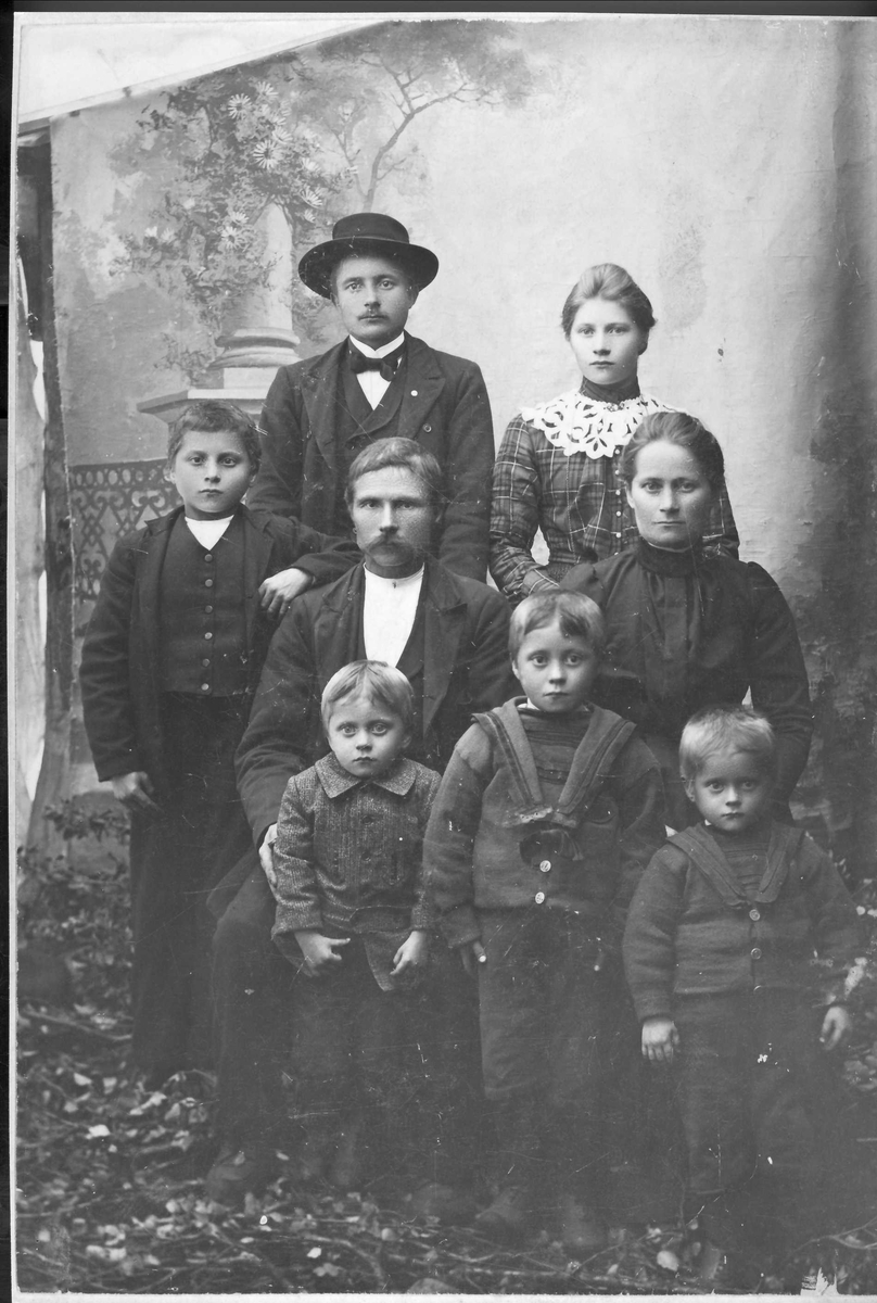 Anna og Jonas Johnsen med barna Karl, Charlotte, Julius, Sigvald, Otto og Audun.
