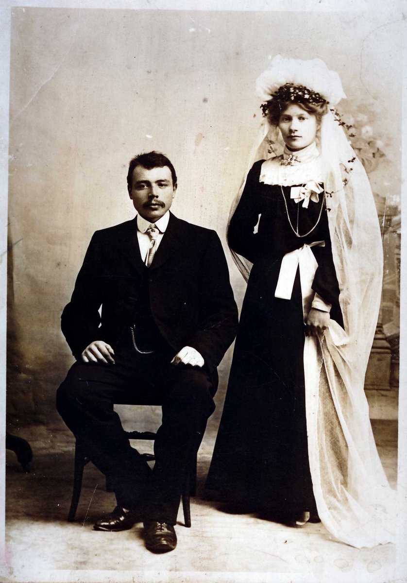 Brudebilde av Karlotte og Haakon Ellingsen. De ble gift på Sortland den 05.05 1907.

Haakon er barnebarn av Sortlands første ordfører Abel Ellingsen.