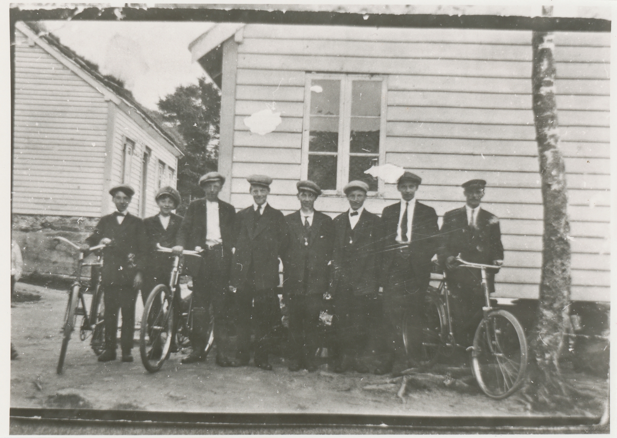 En gjeng unge gutter. "Ved Hellet. Sundag 14 juli 1918."