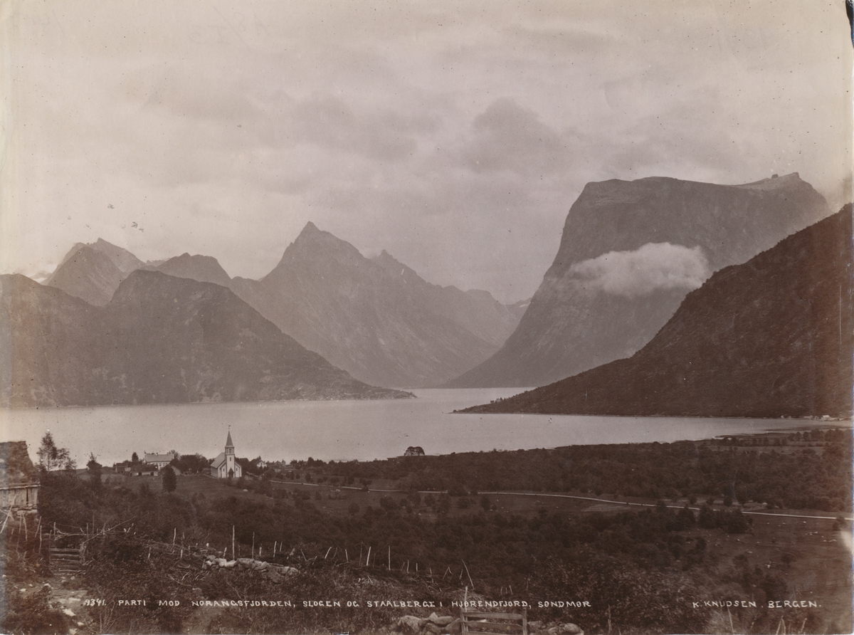 Motiv mot Norangsfjorden, Slogen og Stålberget, med kirka og noe av bebyggelsen på Sæbø i forgrunnen.