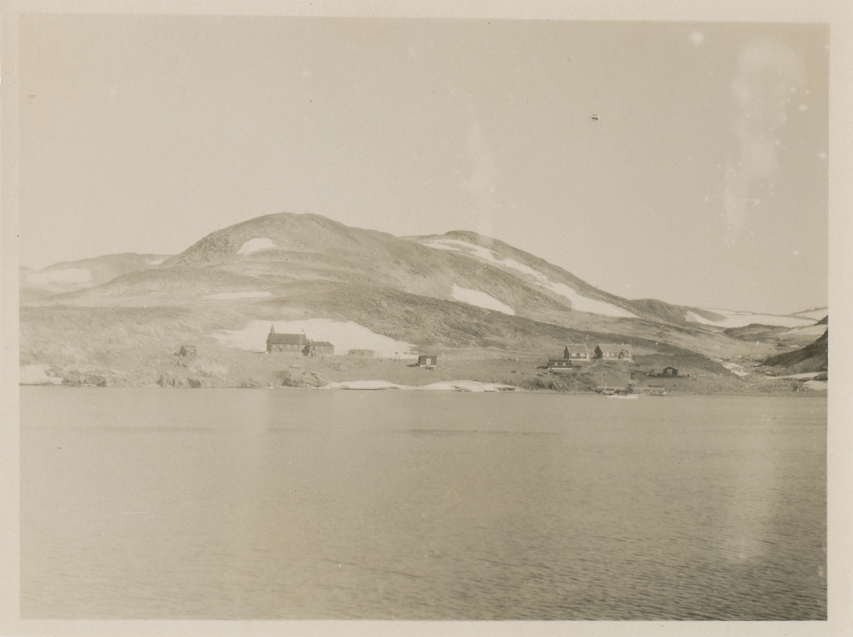 Prospektfotografi av noen hus og ei kirke på Grønland.