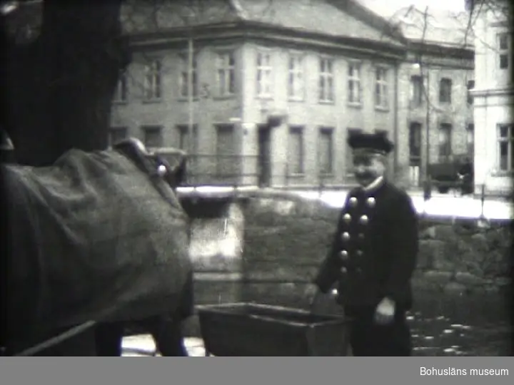 1) Svenska Flaggans Dag 1940.
0003 Svenska Flaggans Dag firas på Kungstorget i Uddevalla.  Bild från Rådhuset mot söder och t.v. ligger "Hasselbackshuset" (Engelkesska Huset).
0004 Kungsgatan framför Rådhuset.
0008 Hasselbackshuset och Uddevalla Manskör.

2) Studentexamen år 1941.
0016 Kungstorget med det "Swanbergska Huset" på torgets västra sida.
0020 Kungstorget med Saluhallen t.h. och Thorburnska Huset på torgets östra sida.  In genom portgången här fanns i en gårdsbyggnad Arthur Sahlins plåtslageri.

3) En del av marinens fartyg på besök i samband med flyg-planskryssaren Gotland år 1940.
0036 Ubåt förtöjd vid Badökajen.
0040 Mellan Skeppsholmen och utfyllnaden nordost om Badö (gamla soptippen) fanns flera bojplatser för segelbåtar ("Irma"), Norlin; ”Hake", Wassén; "Elsa", K.G. Holmen;   "Monark", A.  Borgström etc. alla ägare kända uddevallabor.
T.h. i bakgrunden Brattåsberget med den gamla mangårdsbyggnaden "Brattås" därnedanför.
0043 Badökajen mot sydväst; t.h. i bakgrunden ligger
de tre Svenskholmarna och t.v. därom småbåtshamnen i Skeppsviken.
0044 Kasebukten med villa Solhagen i bakgrunden.
0102 Flygplanskryssaren "Gotland” vid kaj.   I aktern kunde ett sjöflygplan tagas ombord och även starta med hjälp av katapult.
0105 Svenskholmarna och Byfjorden.

4) Fiskeflottan från norra Bohuslän söker hamn i Uddevalla en stormig höstdag år 1941.
0116 Badhuskajen med Janssons Skrotaffär t.v. och Rybergska huset ”Walkesborg". I bakgrunden Lövåsberget.
0120 Fiskebåtar i inre hamnen och med Skansberget i bakgrunden.
 
5) Medborgartåget år 1940 med marsch från Kungstorget till Rimnersvallen.   (Besök av "radiomajoren" Eriksson).
0133 Medborgartåget arrangerades i syfte att hos allmänheten stärka försvarsviljan och samlade alla kategorier innevånare i staden. Här på bilderna synes samlingen på Kungstorget; t.h. gamla Träbron och därframför t.v. den kända "Gröna Villan" (urinoaren).
0151 Medborgartåget med Bohusläns Regementes Musikkår
i spetsen på väg Torggatan norrut; t.h. brandstationen.
0154 Tamburmajor Edwin Jakobsson i spetsen för musikkåren.
0243 Rimnersvallen mot nordost med major Eriksson i talar-stolen, ("radiomajoren" blev känd genom sina appell i radion under krigets första år i början av 40-talet).

6) Glimtar från byggandet av Svinesundsbron.
0259 Bron mellan Sverige och Norge över Svinesund blev ett mäktigt byggnadsverk, Svinesundsbron, som påbörjades omedelbart före kriget och blev färdigbyggd år 1942.  På grund av kriget blev dock invigningen först år 1946.  Bron är 420 m. lång och 60 m. hög samt är en s.k. stenvalvsbro (anslutande spann till den stora betongbågen är utförda som stenvalvsbroar med betongkärna; stenen i vackert fogade granitblock.

7) Uppförandet av Idrottshallen.
0408 Idrottshallen i Uddevalla ligger vid Göteborgsvägen. Den byggdes 1939-40 helt i trä och med valvbågar i Töreboda limträbalkar.

8) Storm i Skeppsviken.
0436 Nya hopptornet med intilliggande simstadion vid den sydvästligaste av de tre Svenskholmarna.
0439 ”Herrarnas" badplats i Skeppsviken med berghöjden "Hästepallarna" i bakgrunden.
0443 Det omtyckta grundområdet med sandbotten mellan de tre Svenskholmarna (bad för småbarn) samt med Frölandsängen i bakgrunden.

9) De gamla hästdroskorna.
0446 Hästdroskorna med hästarna förspända, parkerade på sina uppställningsplatser nordväst om Järnbron.
0448 På bilden står den ene av de båda kuskarna, Magnusson, den andre hette Johansson. Hästarna uppställda på kokosmattor, lagda på storgatstenen för att inte skada hovarna.  Kusken Magnusson körde med sina välryktade svarta hästar även den vackra begravningsvagnen i Uddevalla. Han hade sin bostad och sina stallar i kv. Dagson utmed Göteborgsvägen, (tidigare Packhusgatan i denna del).
0448 I bakgrunden synes Järnbron samt Jacobowskys fastighet i hörnet Södra Drottninggatan och Södra Hamngatan.

10) Ett av stadens gamla original. (Levin).
0452 Ett av stadens många "original", som vandrade runt i staden och samtalade om allt och alla, var Gustaf Adolf Levin med de tjockbottnade läderstövlarna; i bakgrunden kv. Koch med Larssons fruktaffär i envåningsbyggnaden med markiserna och nuvarande Kochska Huset t.h.

11) Begravning av den mördade polismannen.
0518 Kyrkans entré vid begravning av den mördade polismannen Nils Nilsson.  Han avled vid ett skottdrama inne på polisstationen vid Torggatan i Rådhuskvarteret. Vid dramat sårades även överkonstapeln vid kriminalpolisen Axel Pettersson medan mördaren övermannades av poliskonstapeln K.0.  Falk.  Mördaren hette enl. uppgift Erik Tryggve Eriksson. Händelsen ägde rum i jan. 1943.