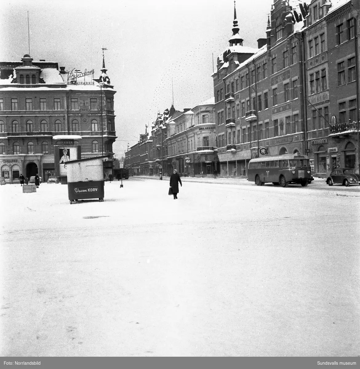 Storgatan vid Stora torget i Sundsvall en kall vintermorgon i februari 1956.