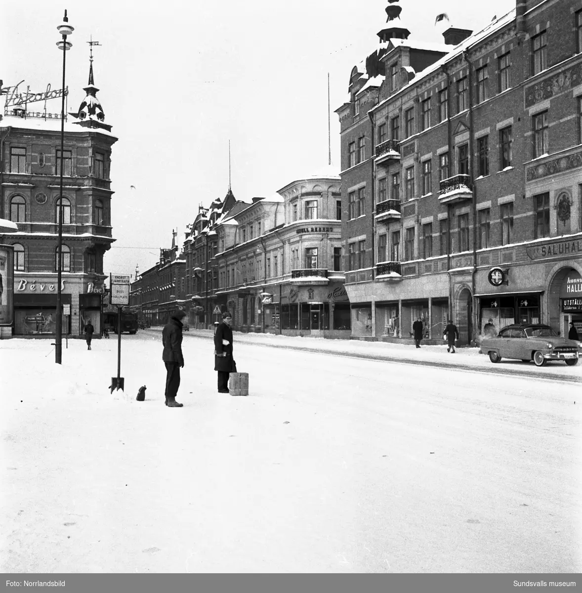 Storgatan vid Stora torget i Sundsvall en kall vintermorgon i februari 1956.