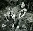 Sommaren 1957. Inger Wetterlund lekkamrat och granne med Margareteflätor. Veronika 4 år. Elisabeth Madgård f. 1950, kusin.