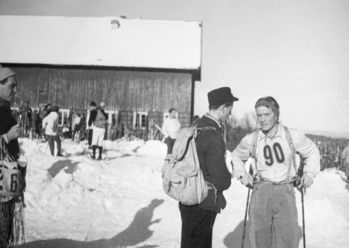 "To gode venner, Karl Rasmussen (t.v.) og Axel Bønå diskuterer strategi for løpet i 1939 eller - 40."