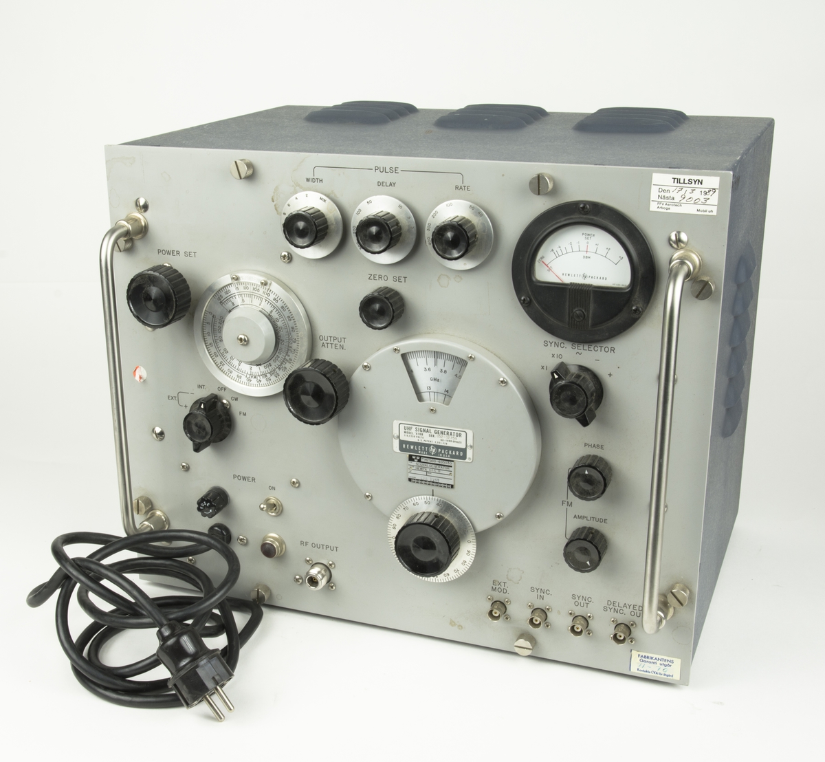Signalgenerator Hewpa 616 B,kallas även för testoscillator. Signalgeneratorn sänder en utsignal med frekvens, signalens amplitud (svägningar) kan noggrant bestämmas med kallibrerade dämpsatser.