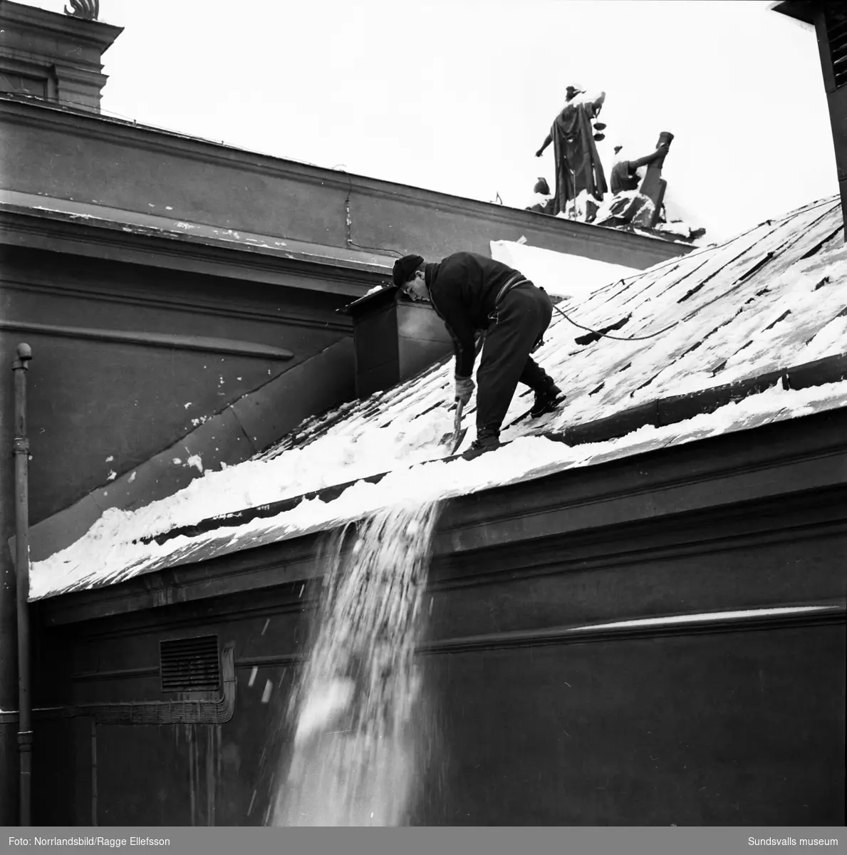 Snöskottning på Stadshusets tak.