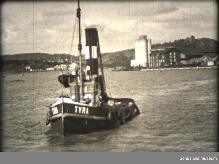 1) Vattenverkets tillbyggnad.
0023 Vattenledningsrör av trä, tillverkade av trärörs-fabriken Svenska AB Tubus invid Skansberget i Uddevalla, användes som intagsledning från källor på Samnerödsfältet till vattenverket på Marieberg.
2) Sprängning av Badöberget år 1938. 5 600 kbm. bortsprängt på tre månader.
0031 Under 1930-talet sprängdes yttersta delen av Badöberget bort i etapper och slutliga bergschakten omkring 1938; på bilden ses stadsingeniören tillika hamningeniören Oskar Cornell vid Badöberget omedel¬bart under de gamla Thorburnska havremagasinen.
3) Arbete med bryggor, kajer. Bildsvep över hamnområdet.
0220 Utsikt över Bäveån (inre hamnen) mot södra sidan med Uddevalla stads gamla mudderverk vid pålverket, där Junokajen senare byggdes. I bakgrunden synes bostadshusen vid "Lilla Walkesborg" numera Walkesborgsparkens västra del. Husen numera bortrivna.
0224 Uddevalla Båtvarv & Slip vid Lövåsbergets östra sida. (Filmbilden är spegelvänd). [?]
0228 Hamninloppet med fyren på Lövåsbergets norra sida. (Filmbilden är spegelvänd). [?]
4) Invigning av Kollerö kraftverk år 1938.
0242 Elverkschefen i Uddevalla K. G Holmen.
0308 Till vänster Pastor Carl Agner och i mitten Direktör Robert Schwartzman, båda kommunalmän i Uddevalla.
0311 Kommunalmannen och cigarrhandlaren CA. Persson.
0312 I mitten elverks- och gasverkschefen K.G. Holmen, samt stadsfullmäktiges ordf. Axel V. Johansson.
5) Från Fagerhults grusgrop vid inköpet år 1938.
6) Muddring i hamninloppet. Entreprenör: Skånska Cementgjuteriet.
0414 Mudderverkets bogserbåt Tyra. (Filmen är spegelvänd). [?]
7) Första spadtaget å nya Göteborgsvägen år 1938.
0458 Bild från de s.k. Söderängarna. Sprängningsarbeten pågår vid berget nära de gamla koloniträdgårdarna i sydöstra hörnet av Walkesborgsparken. I bakgrunden bebyggelsen utmed Packhusgatan. (Filmen är spegelvänd.) [?]
8) Utbyggnad av vattenverket, taklagsfest.
0641 Till vänster drätselkammarens dåvarande ordförande, Emil Sahlgren och t.h. Drätseldirektör Nils Elmér.
9) A.-B. Tubus: provtryckning av kulvert. (trol. 1938)
0646 Svenska AB Tubus trärörsfabrik i gamla Cösterska snickrifabrikens lokaler vid Skansbergets södra sida: här synes dörrarna till Tubus båda virkes¬torkar.
0708 Chefen för Svenska AB Tubus, Ing. Halvard Scheutz deltager i en provtryckning (yttre belastningsprov) av en träkulvertdel troligen inför leverans av den stora kulverten över Juno-Husområdet före sanduppfyllnaden väster om Walkesborg.
10) Framdragande av väg och ledningar till Bohusgården 1938.
0717 I en brant backe från nuvarande korsningen mellan Göteborgsvägen - And. Knapes väg byggdes första uppfartsvägen till semesterhemmet "Bohusgården".
På bilden synes den gamla Göteborgsvägen (nuvarande Anders Knapes väg) som åt höger svängde i en kurva åt väster mot Skeppsviken. I bakgrunden bygges uppfarten mot Bohusgården.
0724 Utsikt från Bohusgården; i förgrunden ligger Svenskholmarna, som tidigare nyttjades som en plats för silloljetillverkning och till vänster om holmarna (eller väster om dessa) ligger den då omtyckta fiskeplatsen "Sillehåla". I bakgrunden ligger ön Råskarven, vars västra udde var skärnings¬punkt för sockengränserna Herrestad-Bäve-Uddevalla stad.
11) Byggandet av norra delen av Fjällvägen vid Krokvattnet 1939.
På bilderna visas bl.a. handslagning av grovmakadam. Personerna på bilderna kan inte identifieras.
12) Sprängskott vid Malö Strömmar 1938.
0752 På väg mot Orust och Malö Strömmar ses här dåvarande drätselkammarens ordf. i Uddevalla, Emil Sahlgren. Platsen är färjeläget vid Sundsandvik och i bakgrunden synes Vindön på andra sidan av Nötesundet med båtbyggaren Carl Anderssons båtvarv; (känd för byggandet av "Vindökryssarna").
0843 Kommunalmannen, konsul Herman Sanne, Uddevalla.
13) Rivning av skorstenen vid gamla slakteriet år 1944.
Det gamla slakteriet, tillhörande Västra Sveriges 0903 slakteriförening (VSS) var beläget på stadens utfyllnadsområde väster om Skansberget och ytterligare något väster låg stadens soptipp. Området var en del av gamla Skansgrund. I bakgrunden synes del av Brattåsberget.
Rivningen av skorstenen påbörjad med Skansberget i bakgrunden.
14) Diverse arbeten å stadsdelen Marieberg år 1943
Platsen för arbetena något svår att lokalisera.
15) Kulvertering av Ardmorebäcken å Bävebäck.
De första filmsekvenserna synes beröra kulverteringsarbeten för Bävebäcken i området norr om lasarettsområdet i Uddevallas norra delar; Fjällvägen med porten i Uddevallas under Lelångenbanan i bakgrunden vid Hunnebodalen. Husen till vänster med gamla adresserna Fjällvägen 19 och 23 och Jarlsberg ytterligare åt vänster.
Elverksarbetaren Rutger Ryberg.
Verkmästaren vid elverket i Uddevalla, Algot Lundin.
Kulverteringen av Ardmorebäcken samtidigt med omläggning av den nya Strömstadsvägen vid gamla gränsen mellan Bäve socken och Uddevalla stad. På bilden villa Ardmore med Söderbergs trädgård. Ardmorebäckens ravin ligger till höger i bild.
Den gamla ladan på bilden låg på ängen väster om järnvägsstationen SJ ungefär inom nuvarande kv. Westerdahl. Platsen kallades på 1855 års karta för "Stenliden".
I förgrunden nuvarande Skansplan. I bakgrunden nuvarande Centralstationen. I bakgrunden till höger bebyggelsen på Underåsområdet.
16) Utläggning av Strömstadsvägen åren 1943-44.
Utsikt över Brattska Ängen; Uddevalla Rundradio¬station med två antennmaster av trä. I bakgrunden Uddevalla Gasverks kontorsbyggnad vid Västerlånggatc och stadens klocktorn i fonden.
"Sannes Minnes" bostadshus vid Västerlånggatan.
Gamla Strömstadsvägen, platsen för nuvarande kv. Rydholm, samt gamla centralfängelset bakom Bohusbanans banvall.
Strömstadsvägen västerut; t.v. Brattska Ängen och t.h. kv. Solbacken. I bakgrunden villorna vid Karl-Gustavsgatan-Strömstadsvägen.
17) Ombyggnad av fyrarna i Sunningen år 1943.
Bilden visar en del av de i Byfjorden upplagda båtarna under krigsåren; här ligger flera av tankbåtarna från rederiet Transatlantik i Göteborg. Platsen är öster om Grönas udde med Rörvik till höger i bild.
Uddevalla Stads ångdrivna bogserbåt "META" med skepparen Alexandersson i styrhytten.
Sunninge fyrar med sönderrostade fundament, som skall bytas ut.