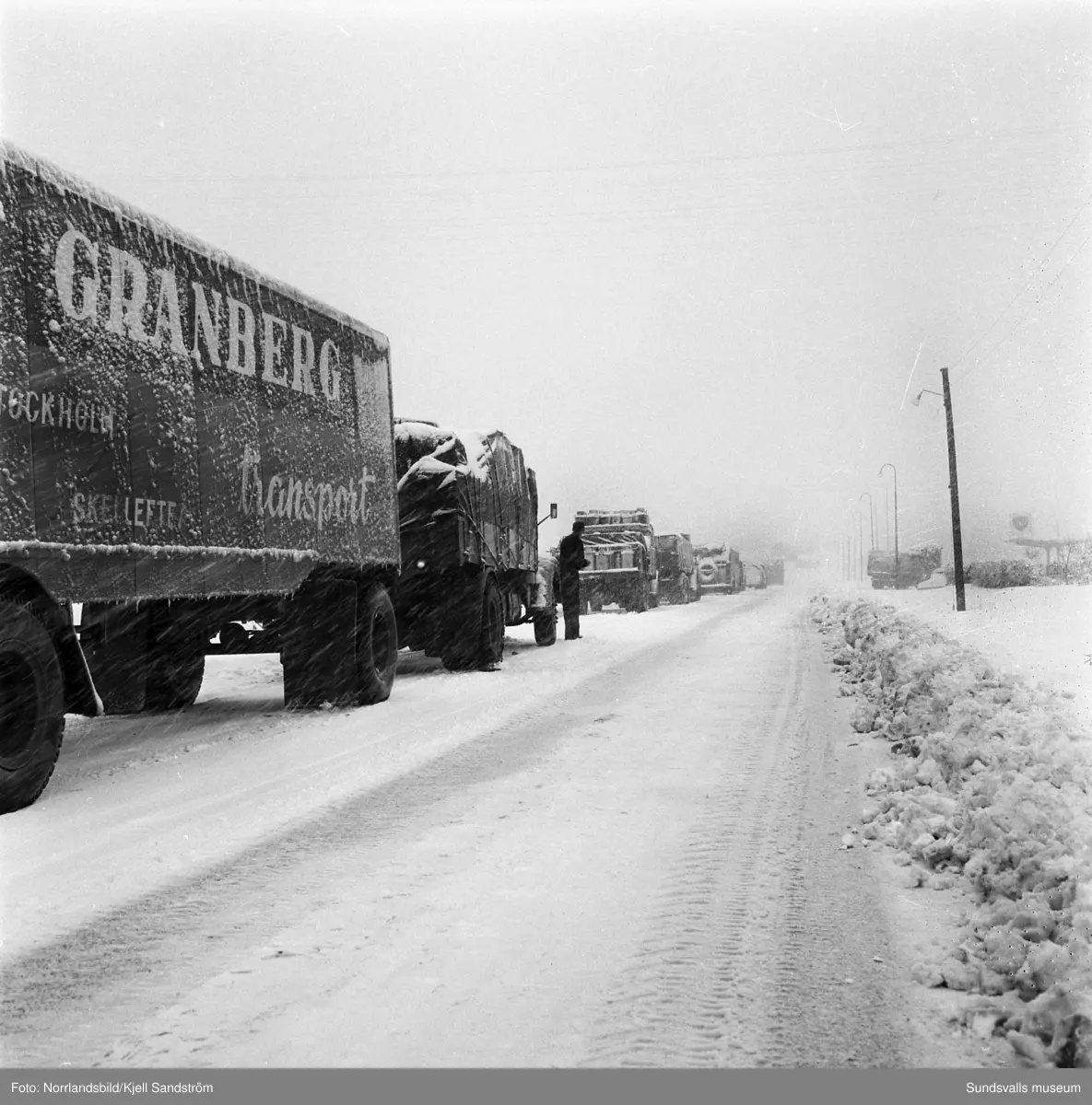 Kraftiga snöfall ställer till det i trafiken och inne i stan i början av april 1959.