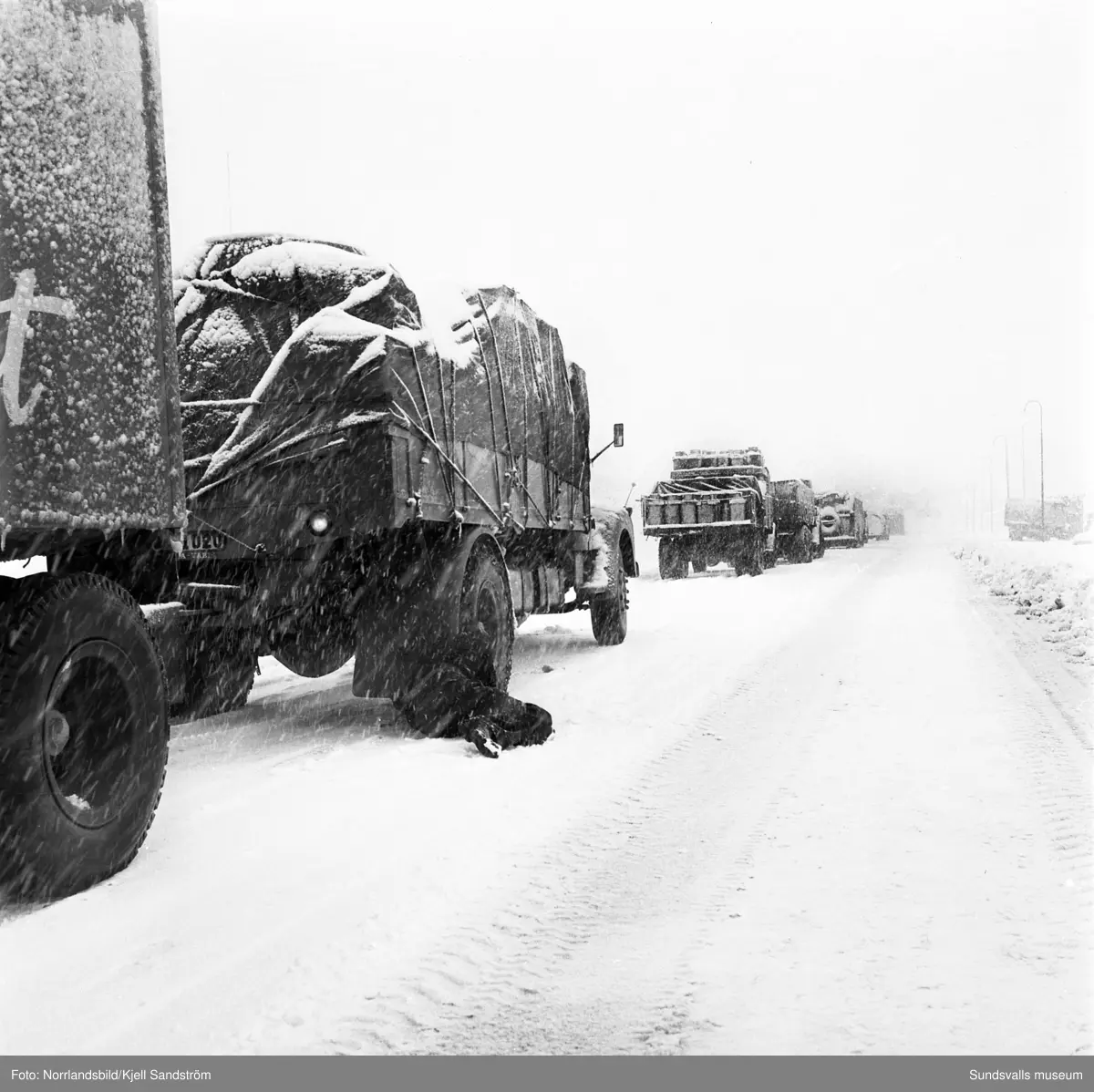 Kraftiga snöfall ställer till det i trafiken och inne i stan i början av april 1959.