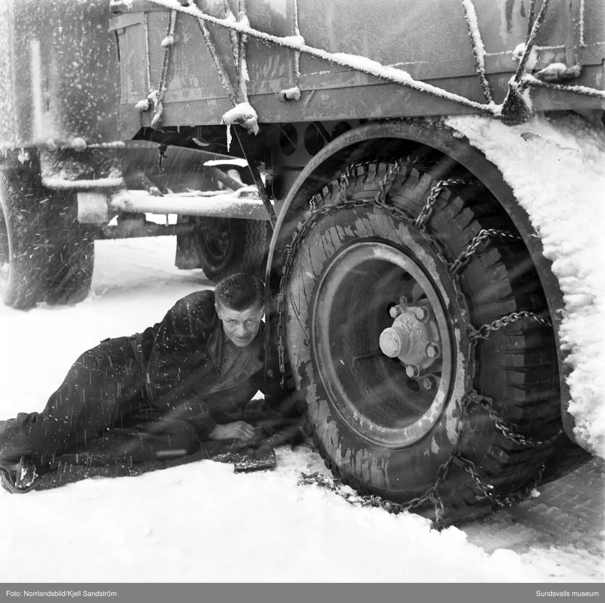 Kraftiga snöfall ställer till det i trafiken och inne i stan i början av april 1959.