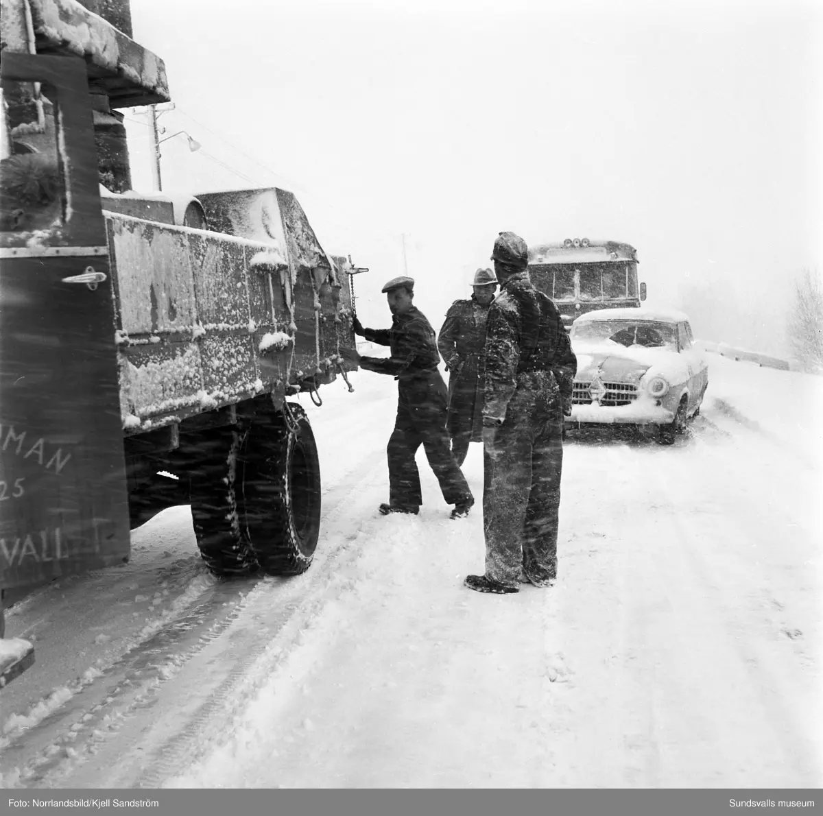 Kraftiga snöfall ställer till det i trafiken och inne i stan i början av april 1959.