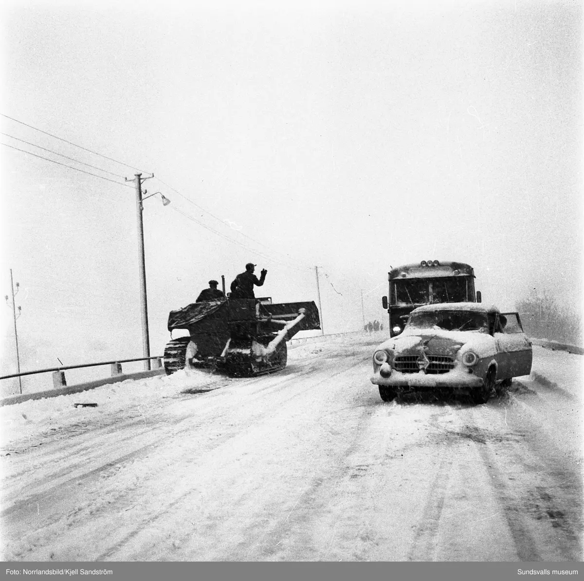 Kraftiga snöfall ställer till det i trafiken och inne i stan i början av april 1959.