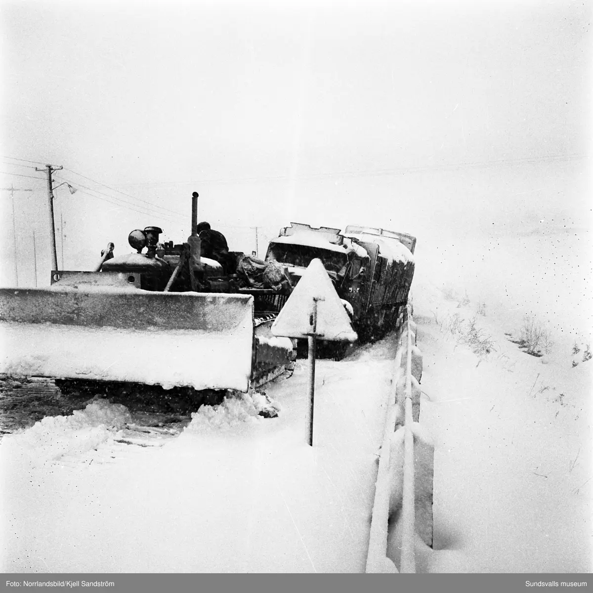 Kraftiga snöfall ställer till det i trafiken och inne i stan i början av april 1959.