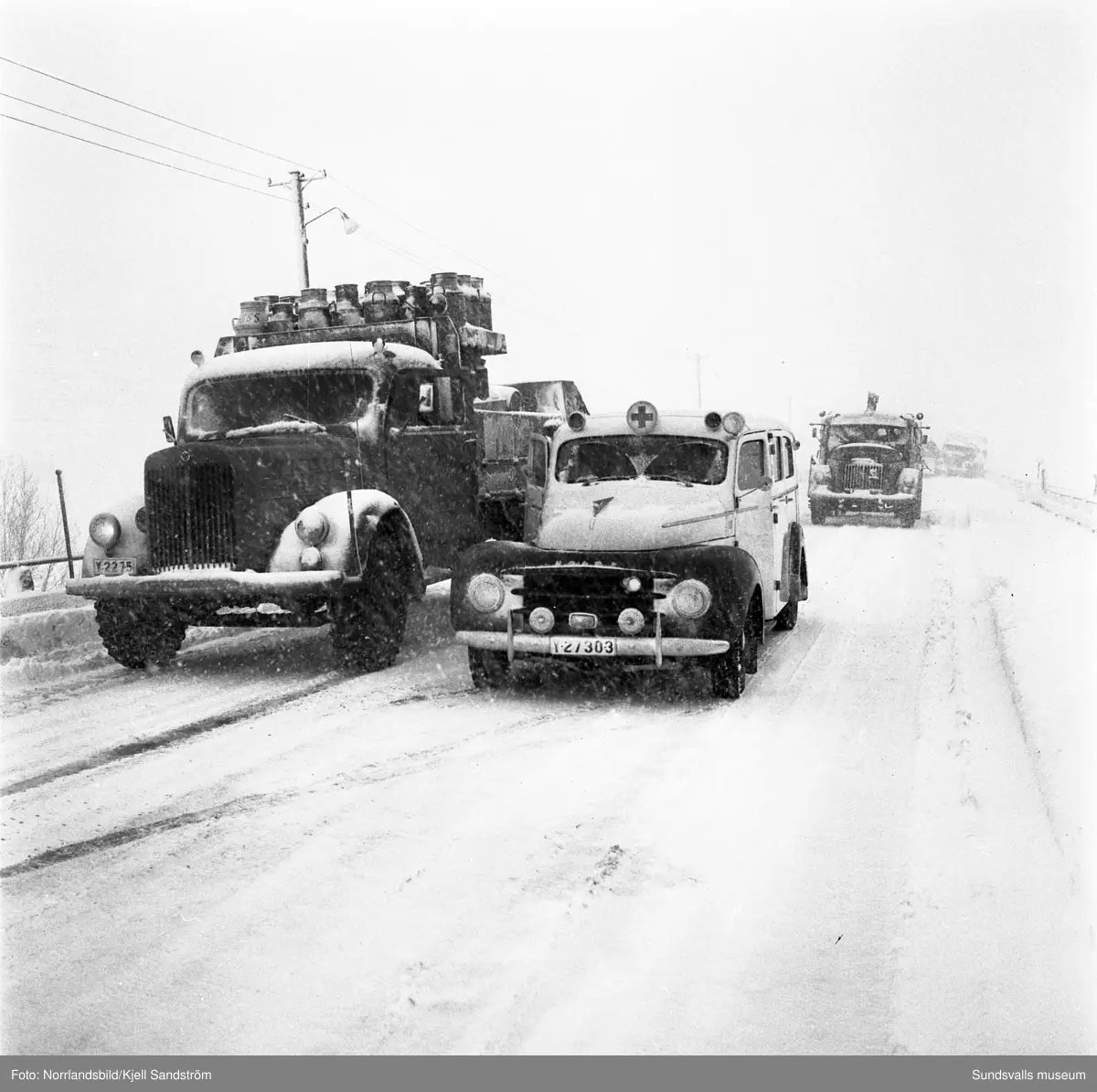 Kraftiga snöfall ställer till det i trafiken och inne i stan i början av april 1959.