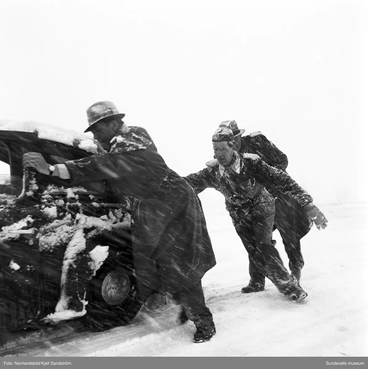 Kraftiga snöfall ställer till det i trafiken och inne i stan i början av april 1959.