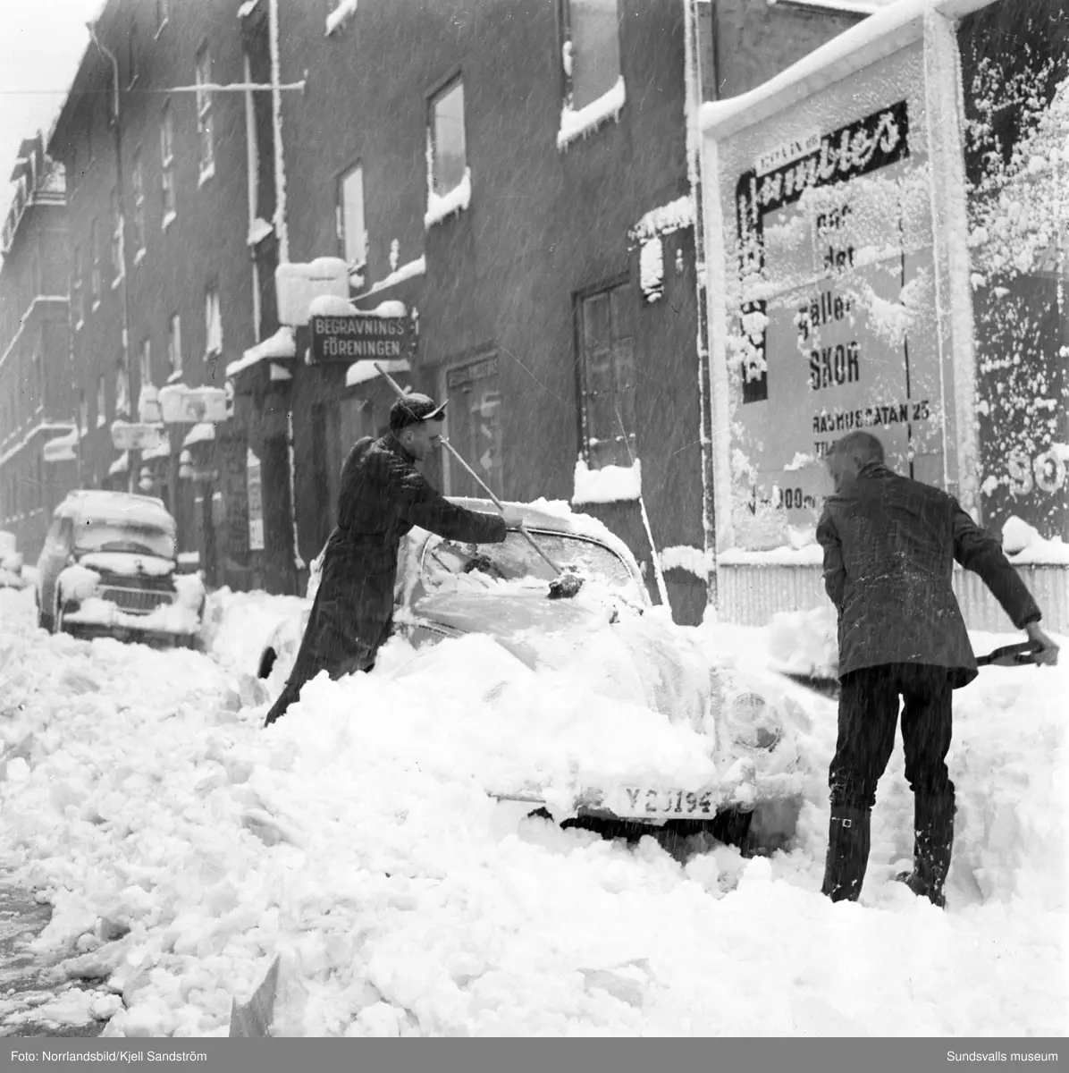 Kraftiga snöfall ställer till det i trafiken och inne i stan i början av april 1959.