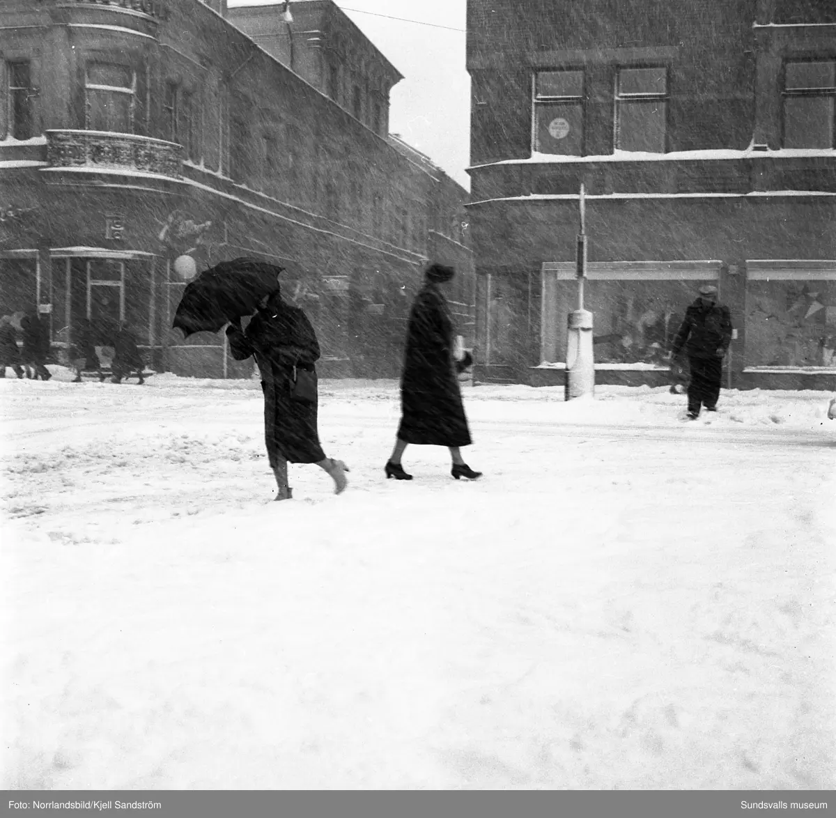 Kraftiga snöfall ställer till det i trafiken och inne i stan i början av april 1959.