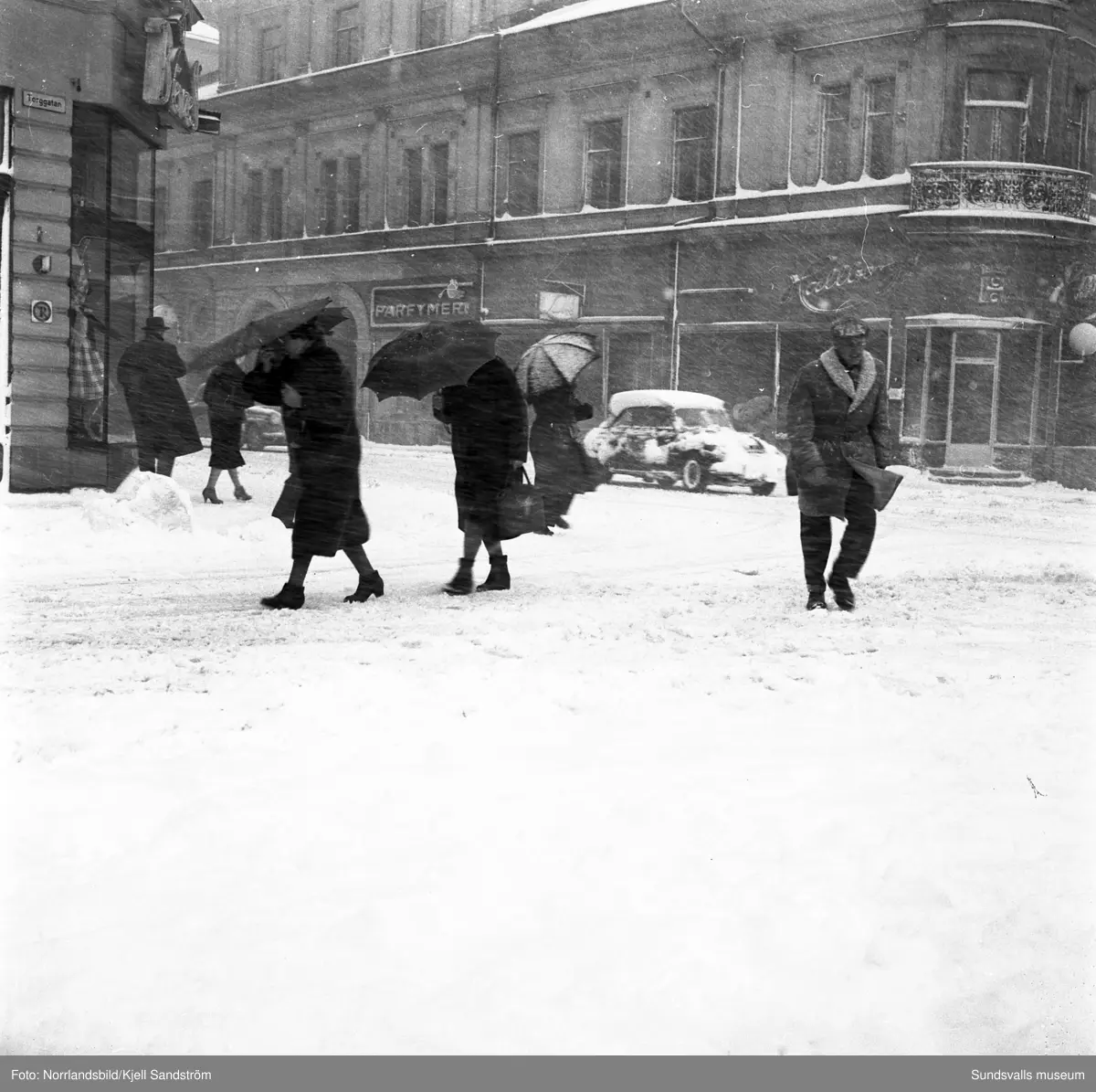 Kraftiga snöfall ställer till det i trafiken och inne i stan i början av april 1959.