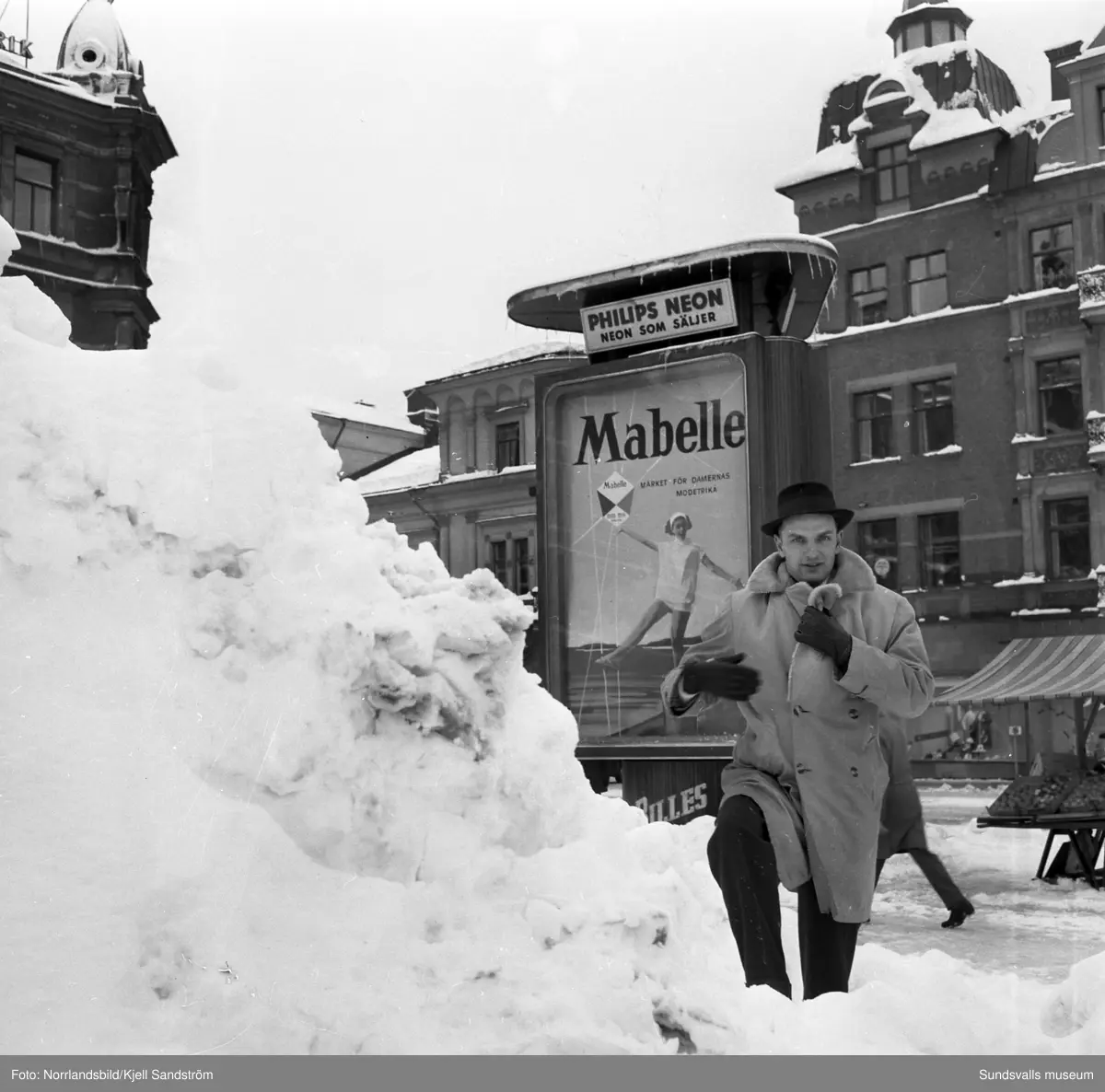 Kraftiga snöfall ställer till det i trafiken och inne i stan i början av april 1959.