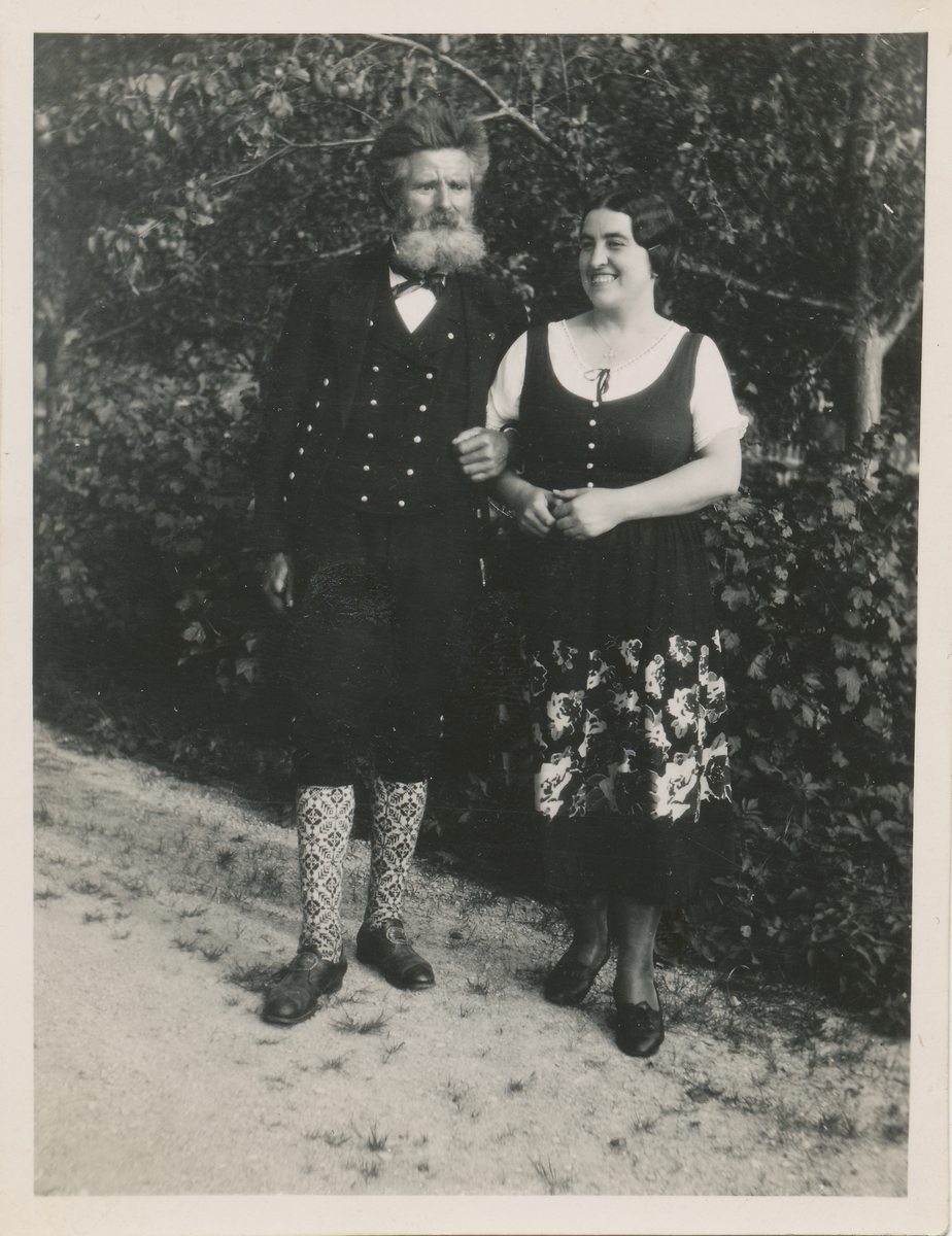 Portrett av en mann og en dame ved en vei.