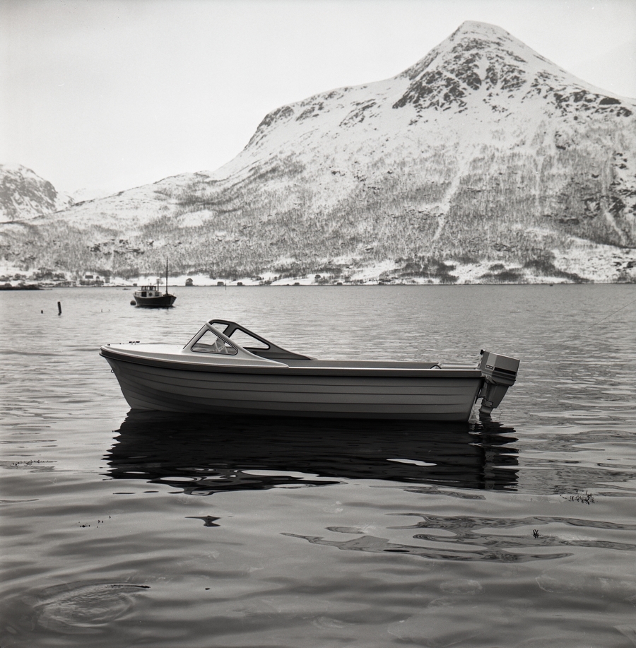 Småbåt fra Fiberplast AS i Sigerfjord i Sortland, mars 1974
