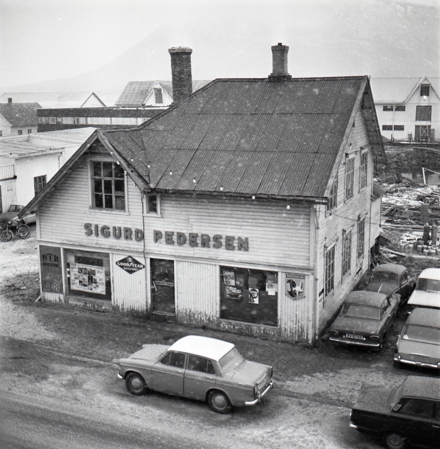 Sigurd Pedersens forretningsgård i Strandgata på Sortland i januar 1973, like før den ble revet.