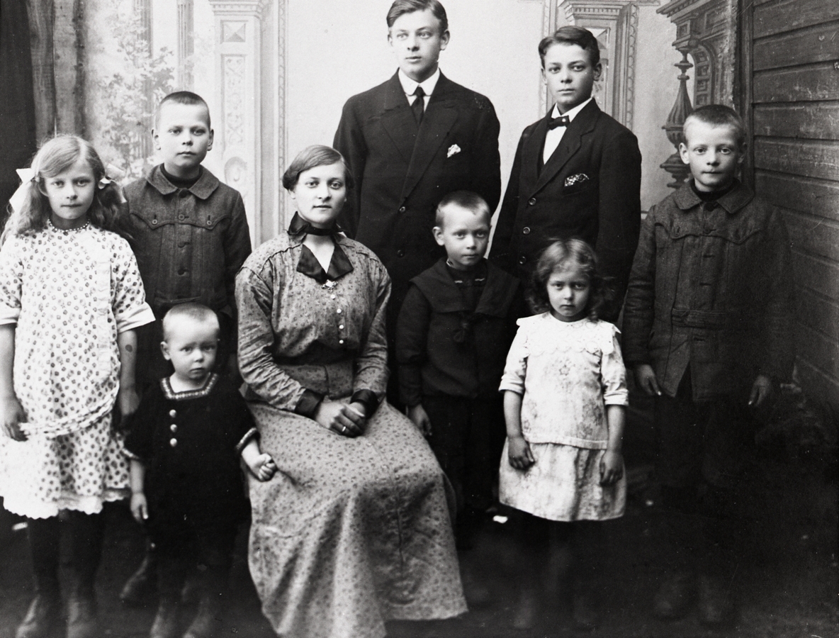 Barna til Ole Meland og Regine Hansdatter, Sigerfjord, Sortland. Bak fra venstre: Edla, Ola, Egil, Harald og Thomas. I fremste rekke fra venstre: John, Astrid (sittende), Viktor og Julia.