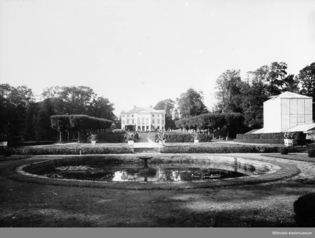 Gunnebo slott, södra sidan med damm och park i förgrunden, 1920-30-tal.