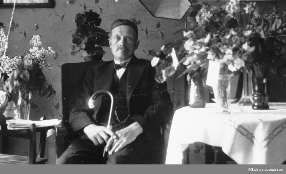 Högtidsdag och uppvaktning för Axel Larsson som fyller 50 år den 26 maj 1935. Han var anställd på Gunnebo slott.