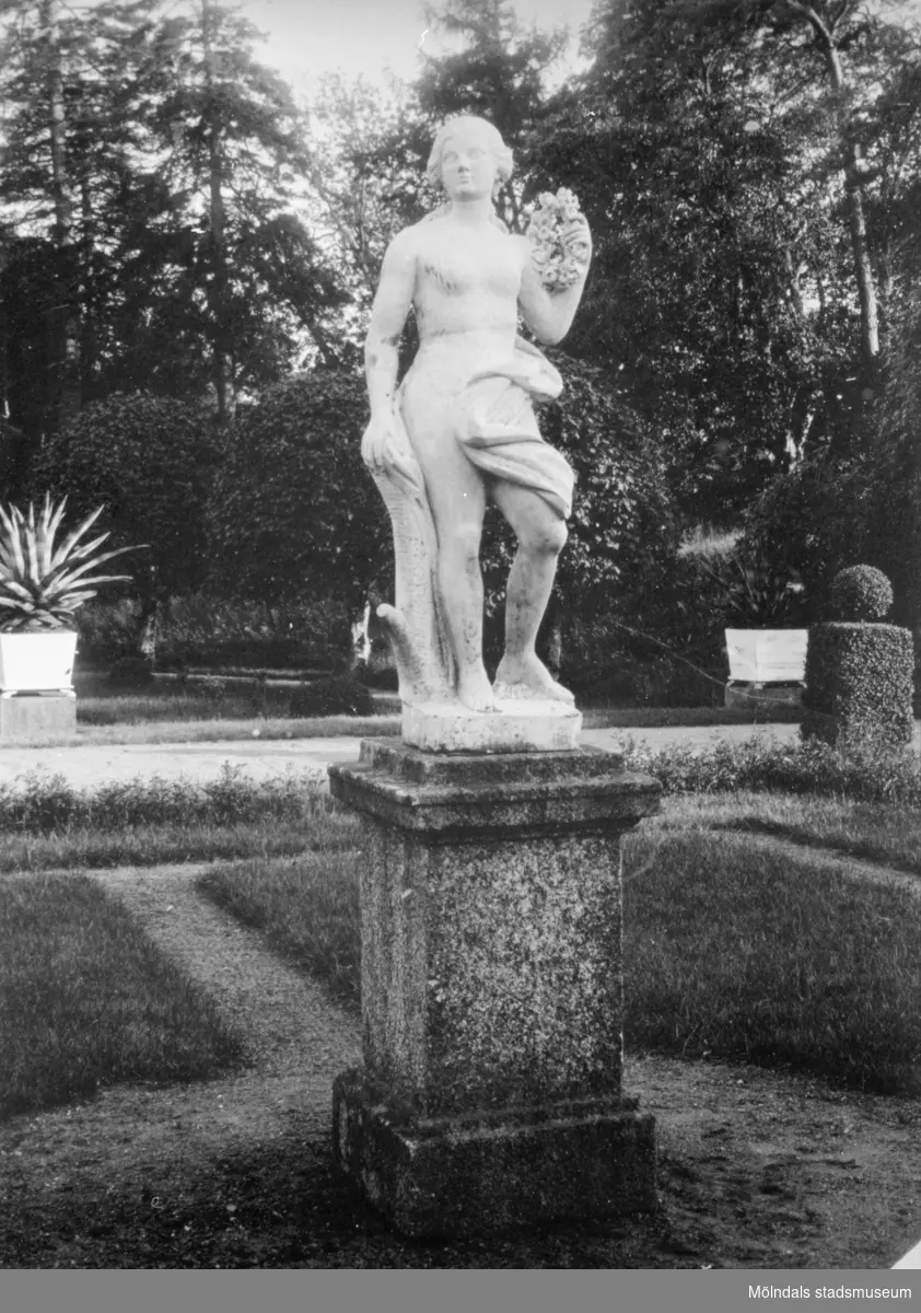 Staty i Gunnebo slottspark, 1920-tal.