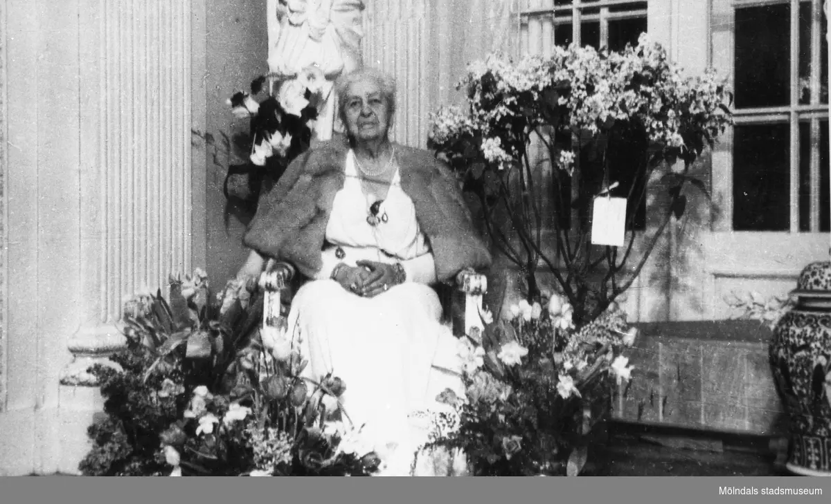 Hilda Sparre uppvaktas på sin 80-årsdag, 21 februari 1948.