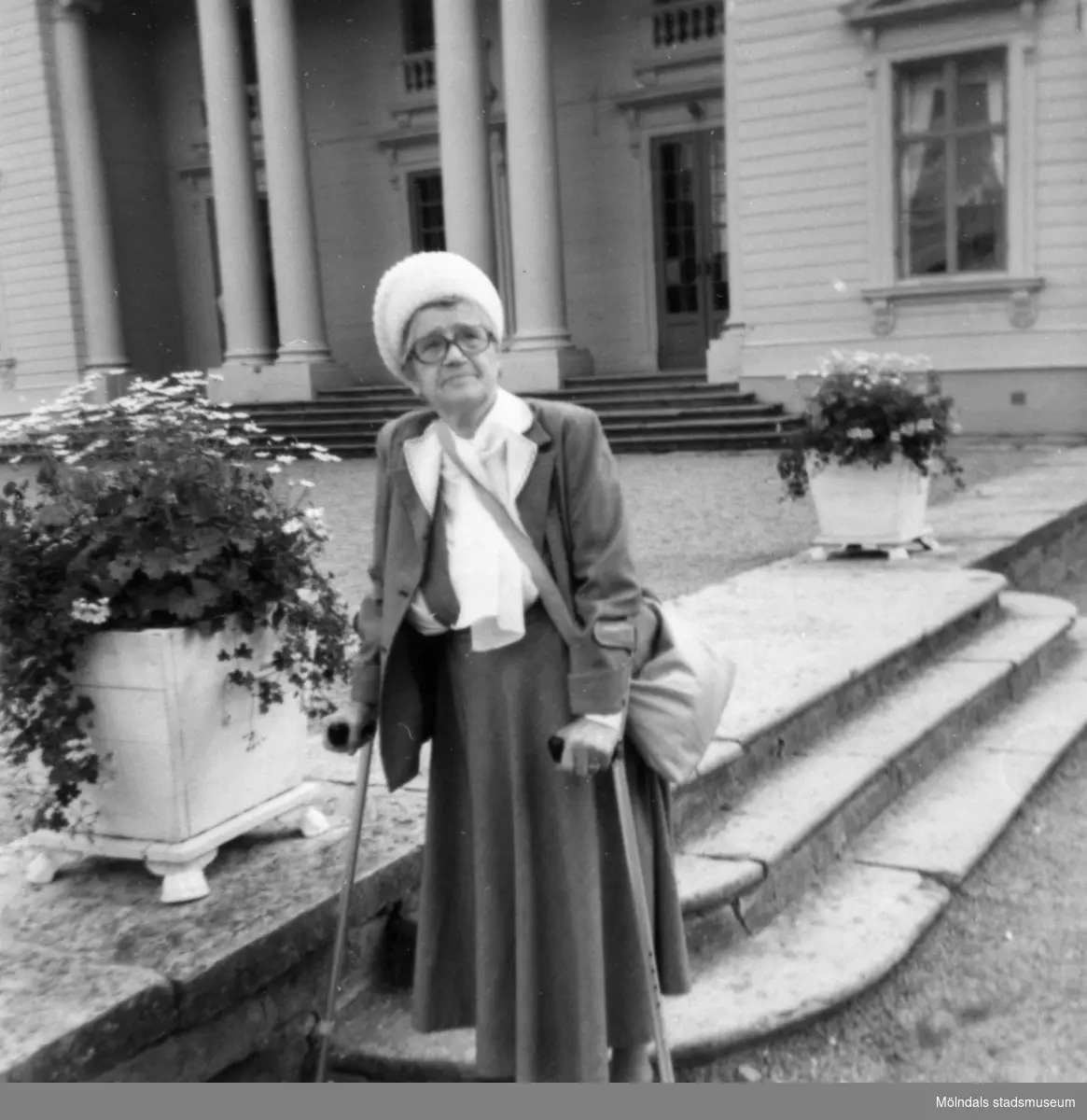 Anna "ve sjön" (Anna Johansson) vid Gunnebo slott, 1970-tal.