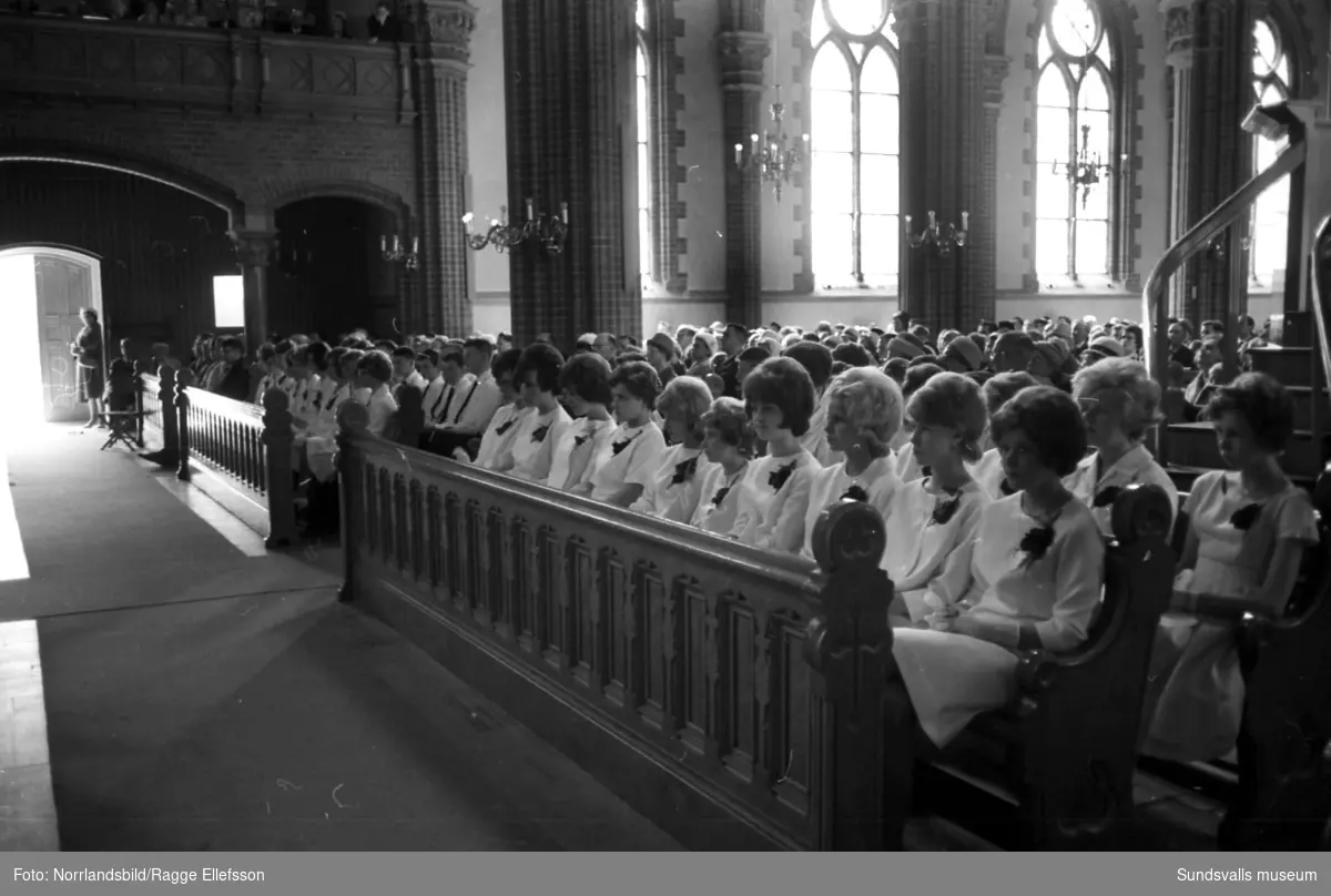 Konfirmation i GA-kyrkan. En av konfirmanderna är Kerstin Selin.