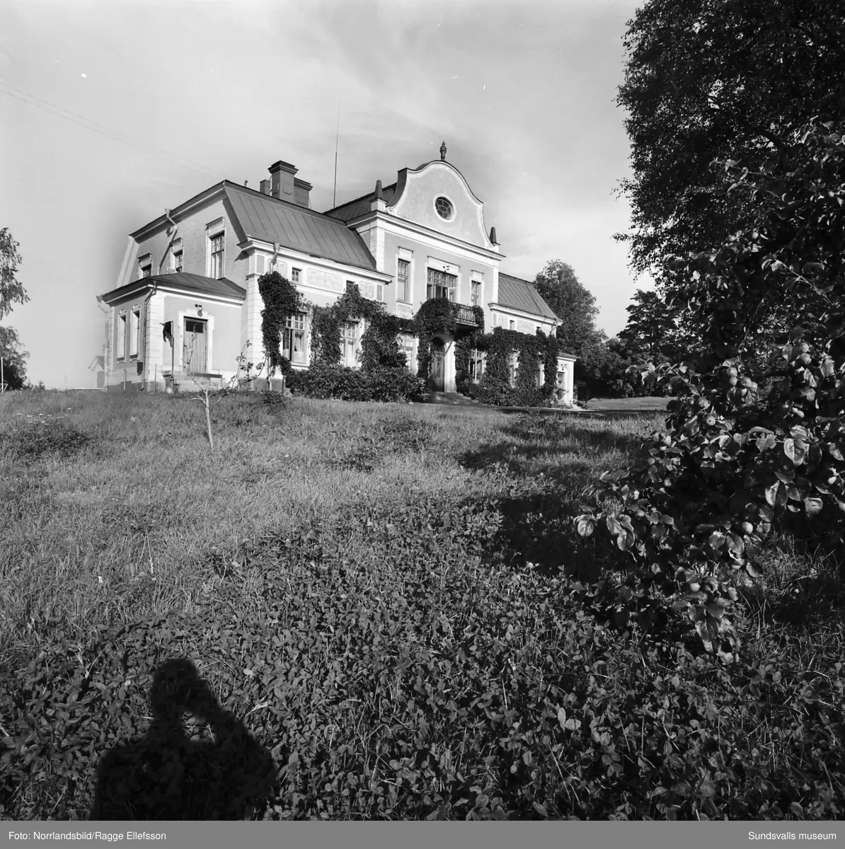 Sköns kyrka och prästgård. Exteriörbilder.