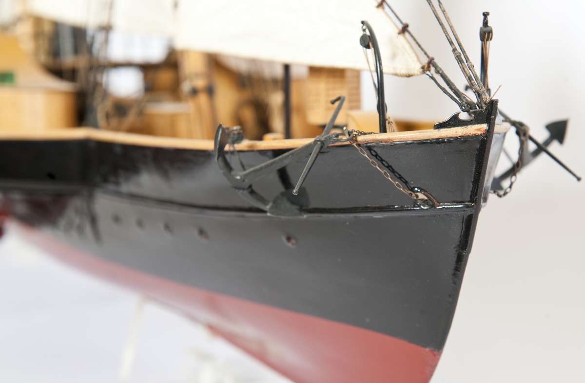 Hjulångfartyget GÖTHA, fullt utrustad modell. Hjulhus med svängda tak. Skonertriggad. Halvdäckad med två skylight, 1 st livbåt. Namn i guldbokstäver på hjulhussidan. Gulmålad inombords. Vattenlinjemodell.