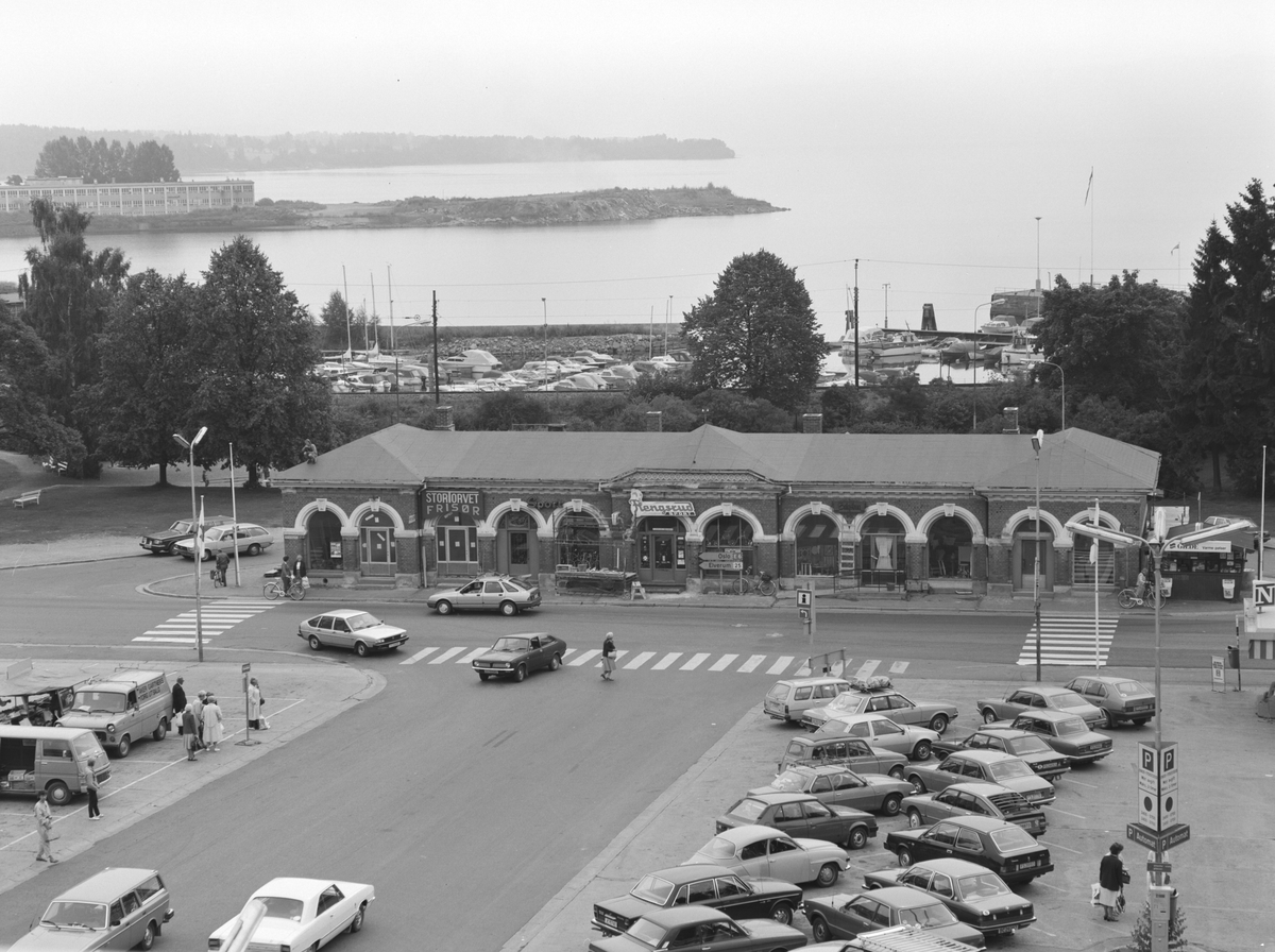 Hamar, Stortorget med parkeringsplass, Basarbygningen i Storhamargata 2,