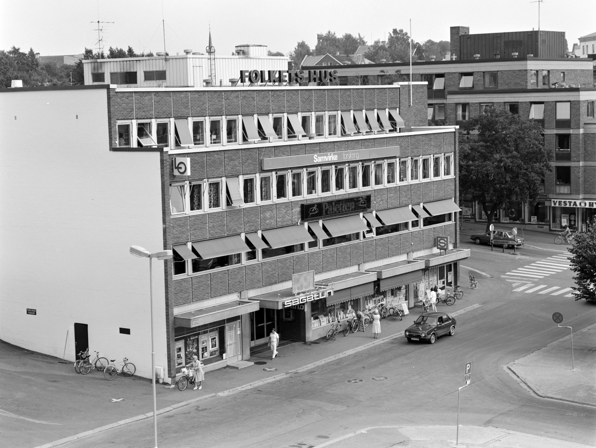 Hamar, Torggata 91, Sagatun kino og Folkets Hus, Stortorget, Samvirkelaget hade butikk på hjørnet mot Kirkegata, Samvirke forsikring, Paletten restaurant i 2. etg, huset tegnet av arkitekt Finn Poppe i 1968,