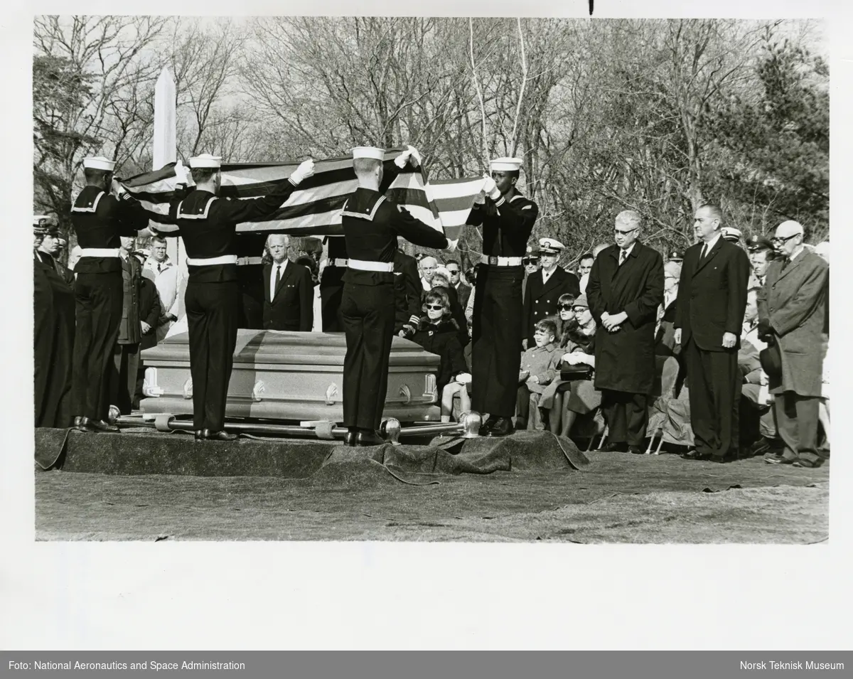 President Lyndon B. Johnson sammen med Chaffee-familien ved begravelsen av astronaut Roger B. Chaffee på Arlington kirkegård, Virginia