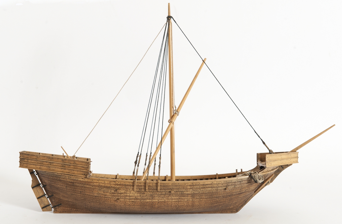 "Kalmarfynd II", rekonstruktion av medeltida skepp (möjligen 1300-tal) utgrävt 1933. Skrov i två halvor med limfog genom köl och stävar,bordläggningen skuren på såväl in- som utsidan. Utförd med häck över akterpartiet samt förkastell, gångbord vid sidorna mellan för- och akterdäck. Riggad med stående rigg, utan segel. Träet betsat i tjärfärg.