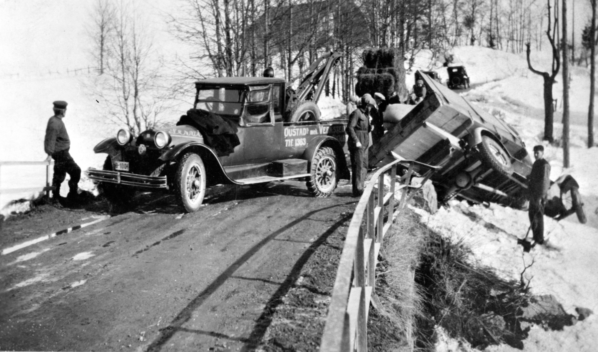 Hamar, Oustads Mekaniske Verksted A/S redder en lastbil som har kjørt av vegen, trafikkulykke, Oustad hadde en Buick kranbil med registreringsnummer D-1001, lastebilen en Chevrolet 1930 modell med registreringsnummer D-3466, eier Nordahl Nilsen i Stange,