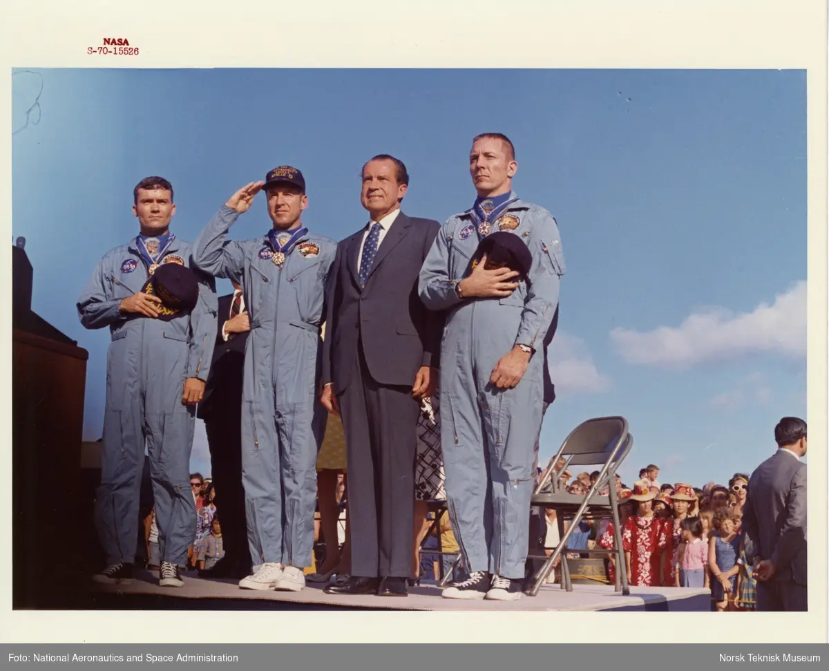 Astronautene Fred W. Haise, James A. Lovell og John L. Swigert hilser det amerikanske flagget etter å ha mottatt the Presidential Medal of Freedom etter romferden med Apollo 13 av president Richard Nixon.