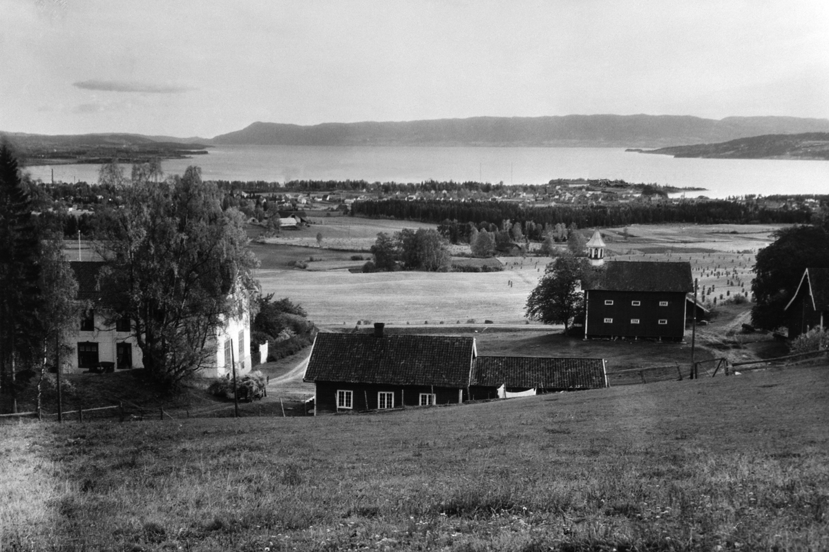 EKSTERIØR HOL GÅRD, SETT OVENIFRA MOT MJØSA