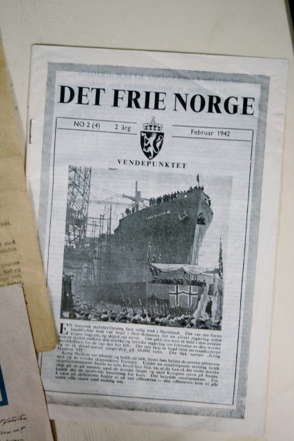 4 stk. avisutklipp: "Fra den frie presse 1941-1942" 
                          "Det fri Norge" nr.1 Med hilsen                                   fra kronprins Olav, 1 januar 1941.
                          "Det frie Norge" nr. 2 februar 1942                               julen. Hilsen fra kong Haakon.
                          "Hilsen fra Kongen i London.     