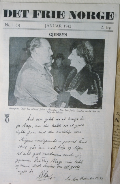 4 stk. avisutklipp: "Fra den frie presse 1941-1942" 
                          "Det fri Norge" nr.1 Med hilsen                                   fra kronprins Olav, 1 januar 1941.
                          "Det frie Norge" nr. 2 februar 1942                               julen. Hilsen fra kong Haakon.
                          "Hilsen fra Kongen i London.     