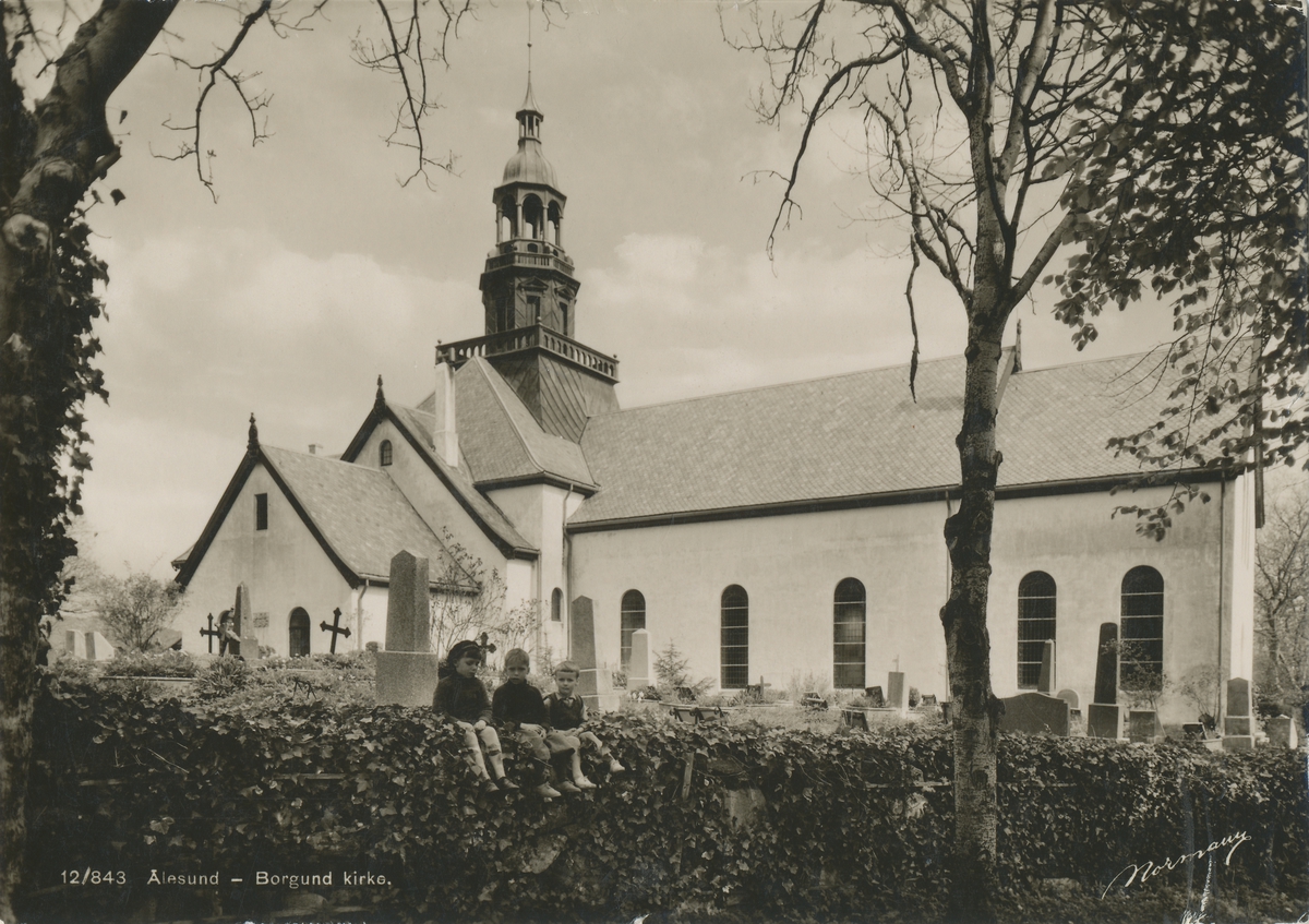 Prospektkort av Borgund kirke med 3 barn sittende på steinmuren foran.