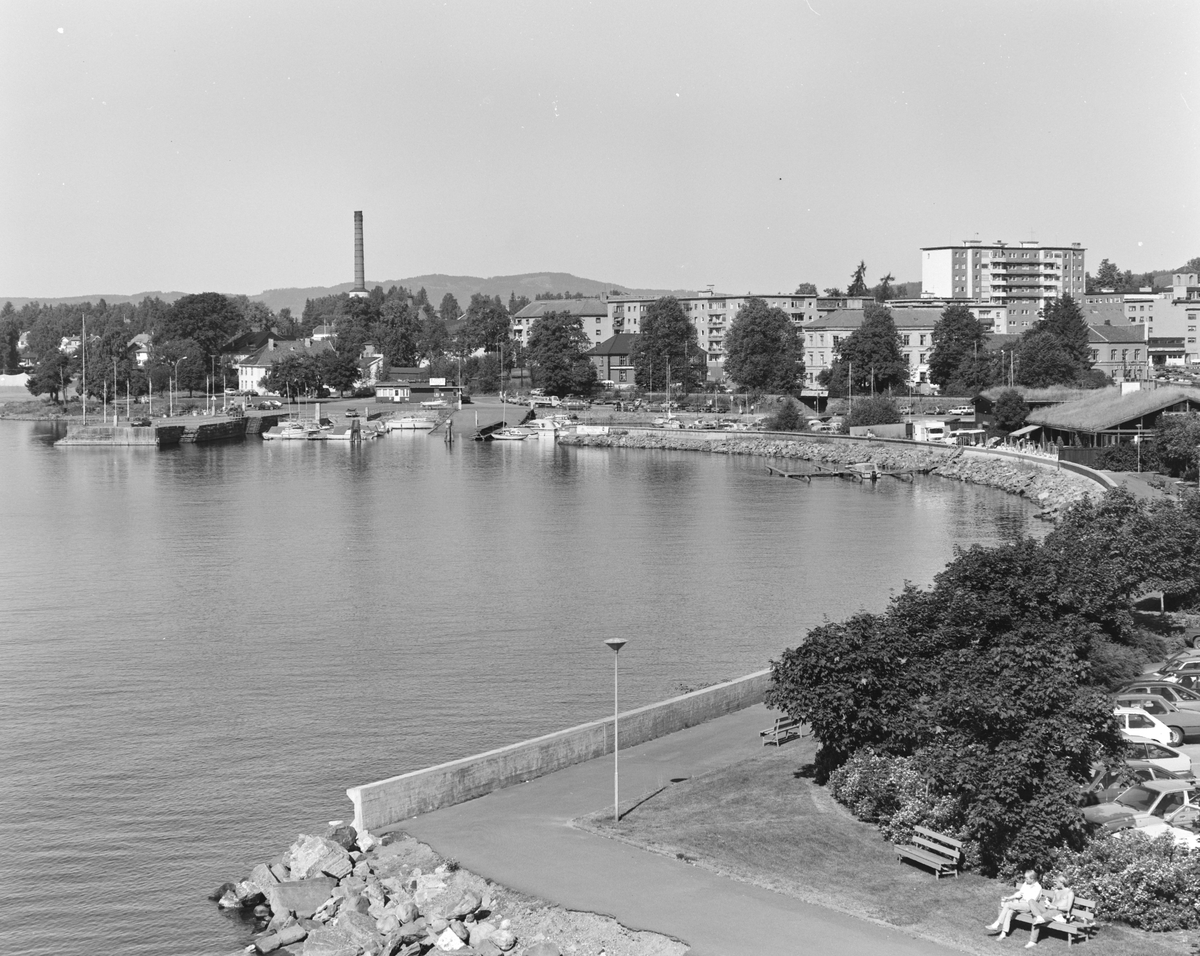 Hamar, panorama, åttemetersplanet, parkeringsplass, biler,Strandgata, Mjøsa .Hamar Brygge.