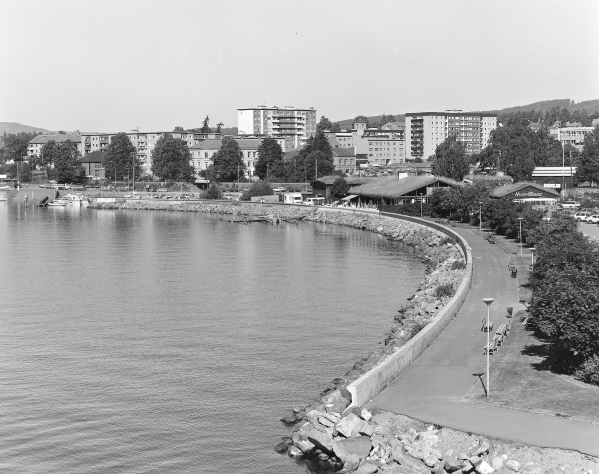 Hamar, panorama, åttemetersplanet, parkeringsplass, biler,Strandgata, Mjøsa. Hamar Brygge. Busy Butler.